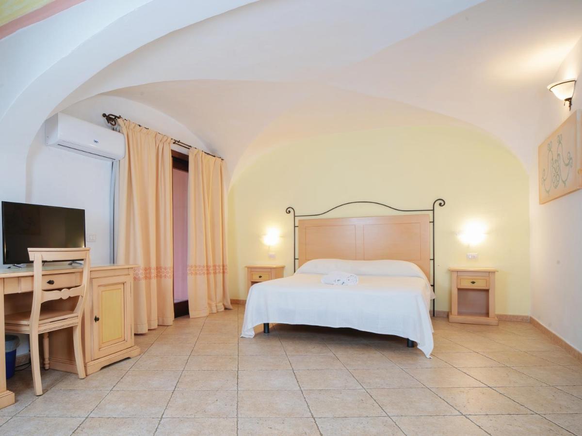 Hotel Pedra Santa Baja Sardinia Bagian luar foto